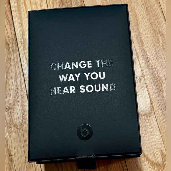 Beats Solo3 Wireless Headphones - Black - Picture 6 of 6